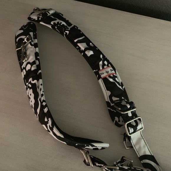 Onyx Blossoms Be Hip JuJuBe with Back Pack straps - Picture 5 of 7